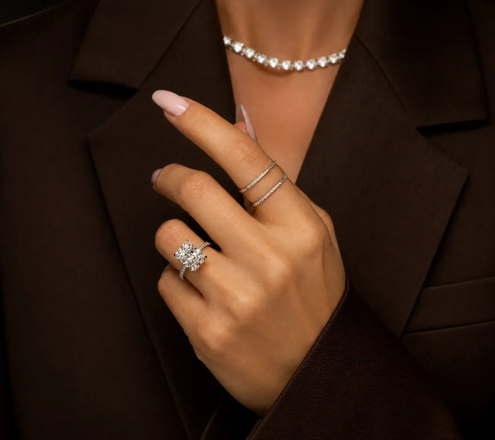 a women wearing emerald diamond ring from ratan sajan diamonds in dubai