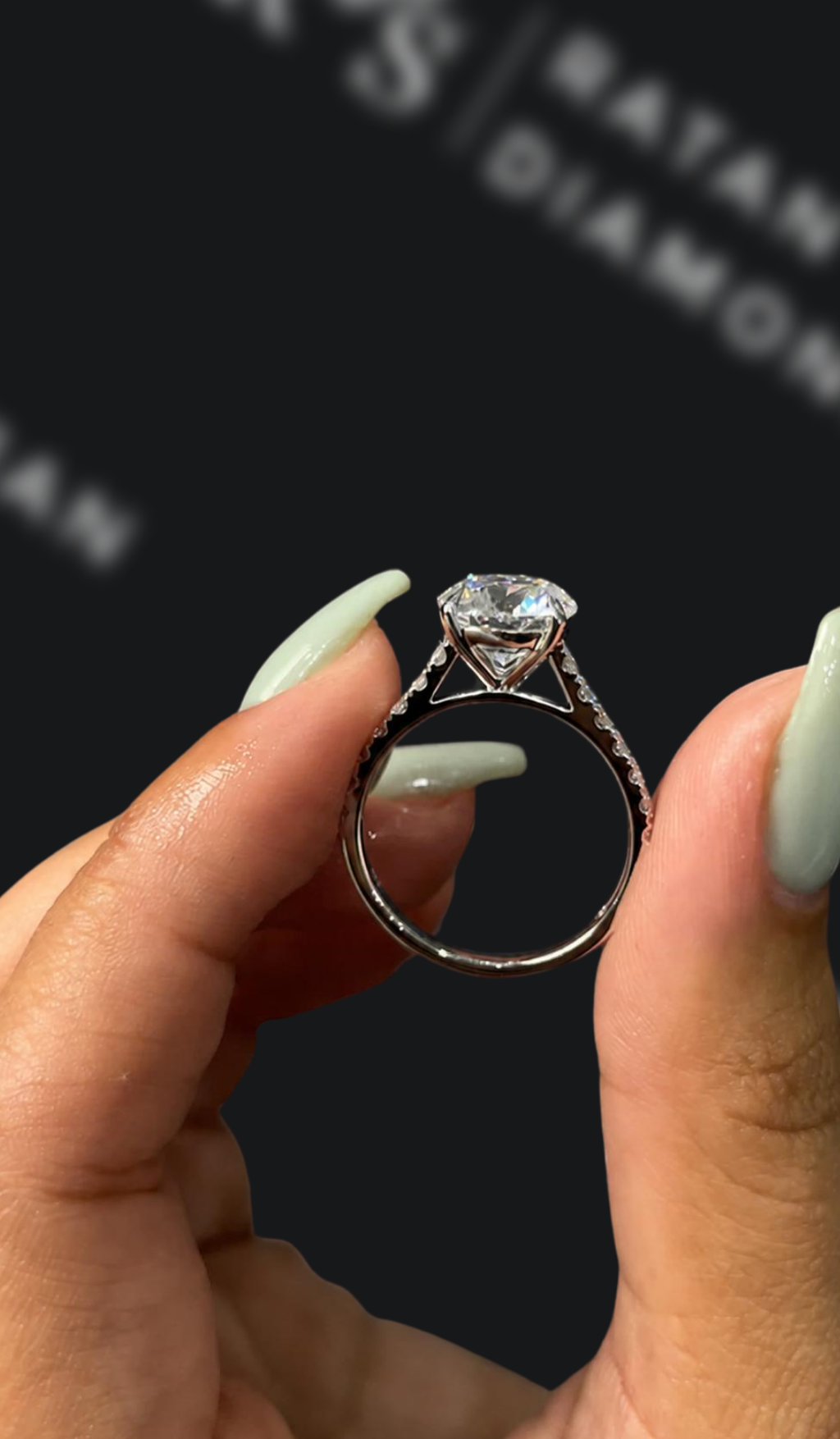 2.5 carat round brilliant natural diamond engagement ring by Ratan Sajan Diamonds Dubai