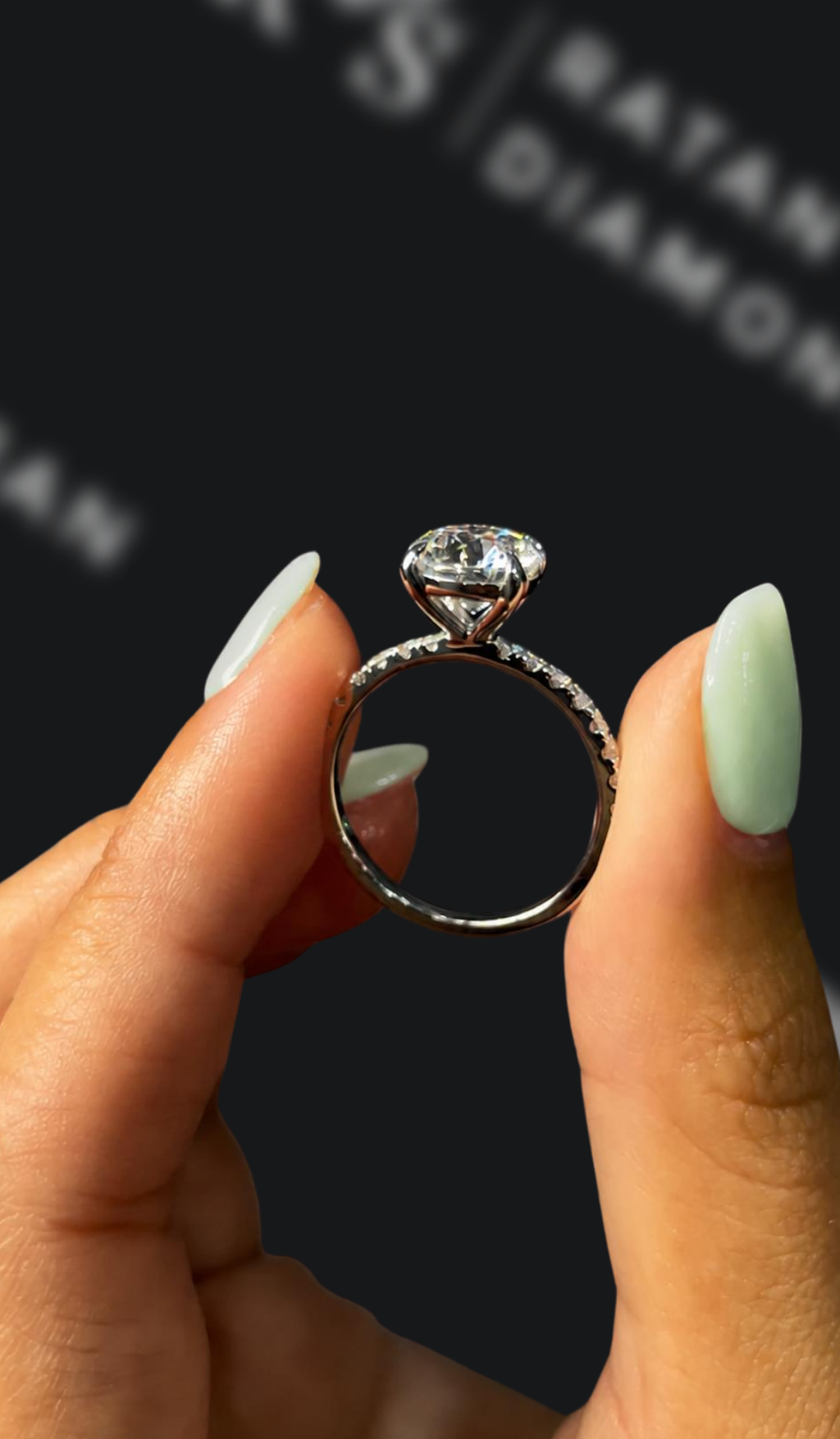 2 carat round brilliant natural diamond engagement ring by Ratan Sajan Diamonds Dubai