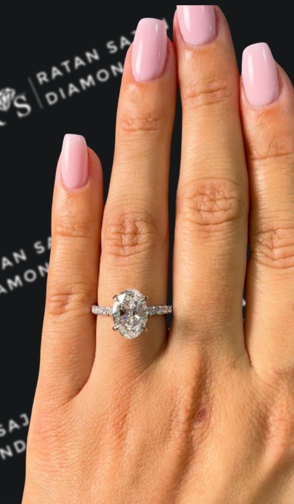 2 carat oval natural diamond engagement ring by Ratan Sajan Diamonds Dubai