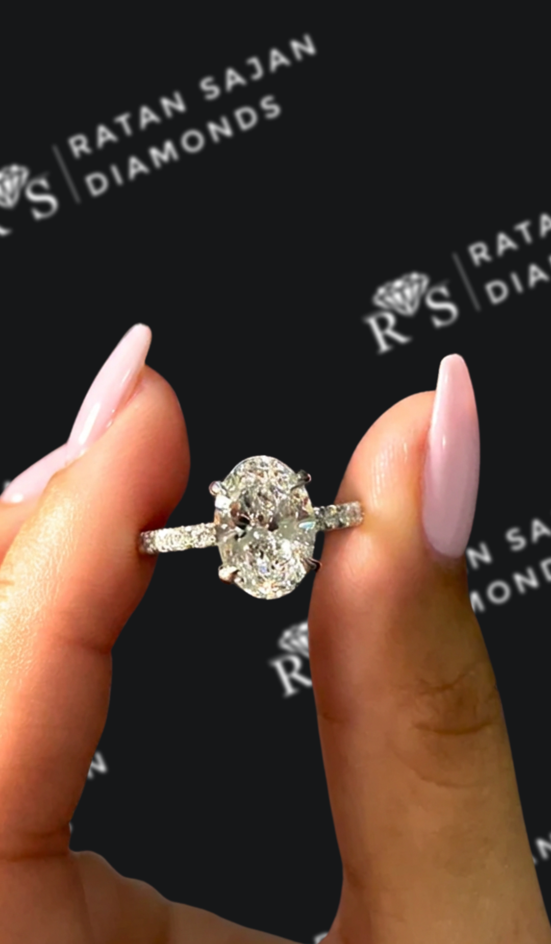 2 carat oval natural diamond engagement ring by Ratan Sajan Diamonds Dubai