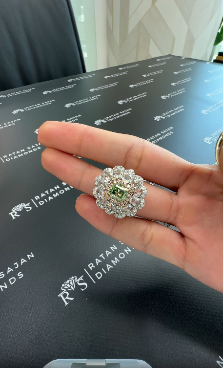 2.06 Carat Fancy VS2 Yellowish Green Diamond with 3.42 Carat Side Pink Diamonds – Radiant Shape - Natural Diamond - HRD Certified