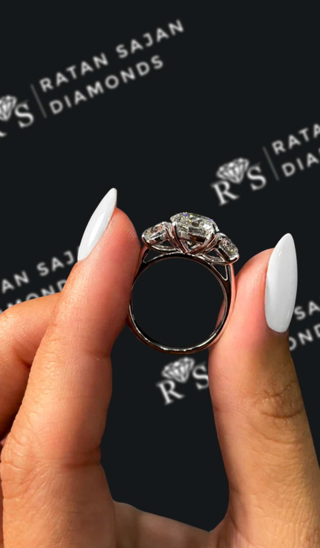 2 carat round brilliant natural diamond engagement ring by Ratan Sajan Diamonds Dubai