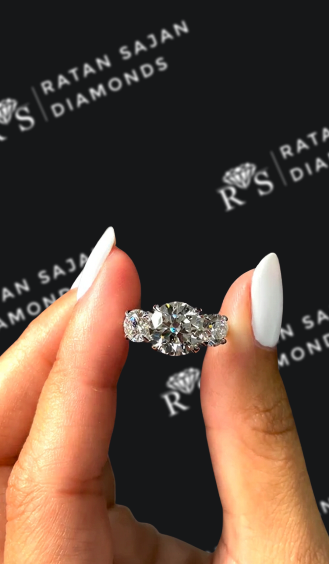 2 carat round brilliant natural diamond engagement ring by Ratan Sajan Diamonds Dubai