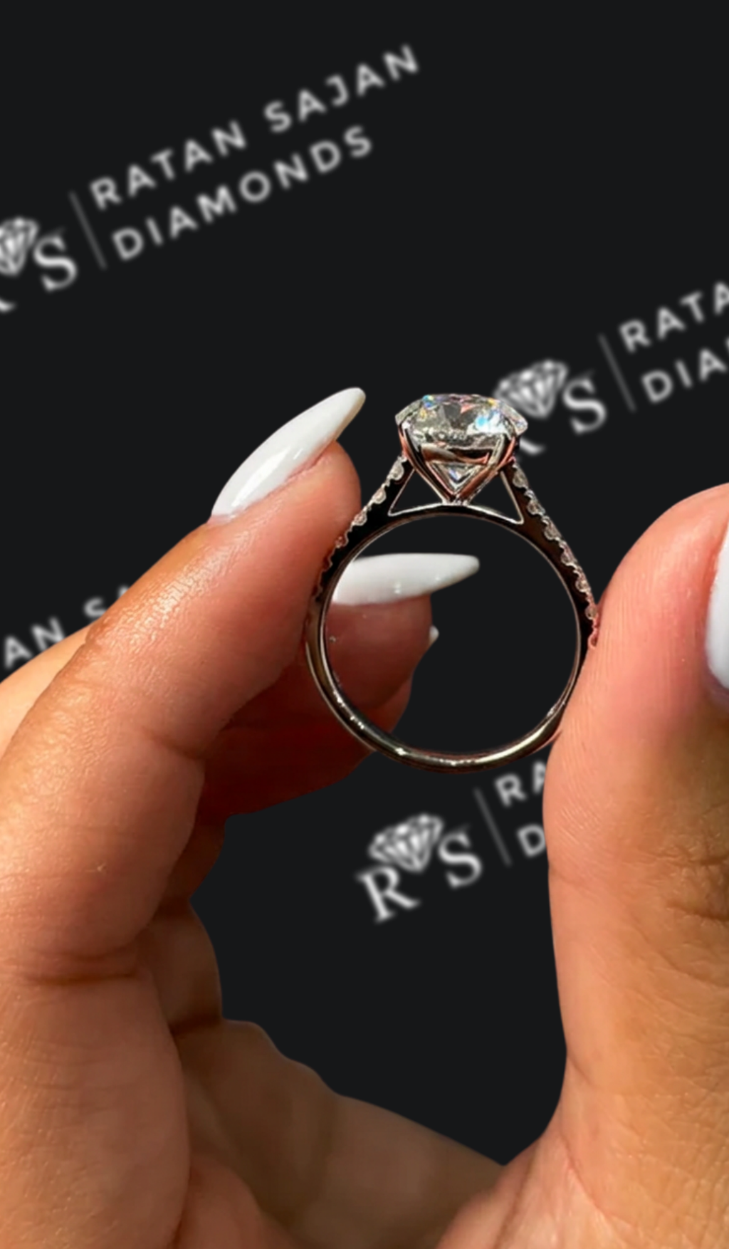 2.5 carat round brilliant natural diamond engagement ring by Ratan Sajan Diamonds Dubai
