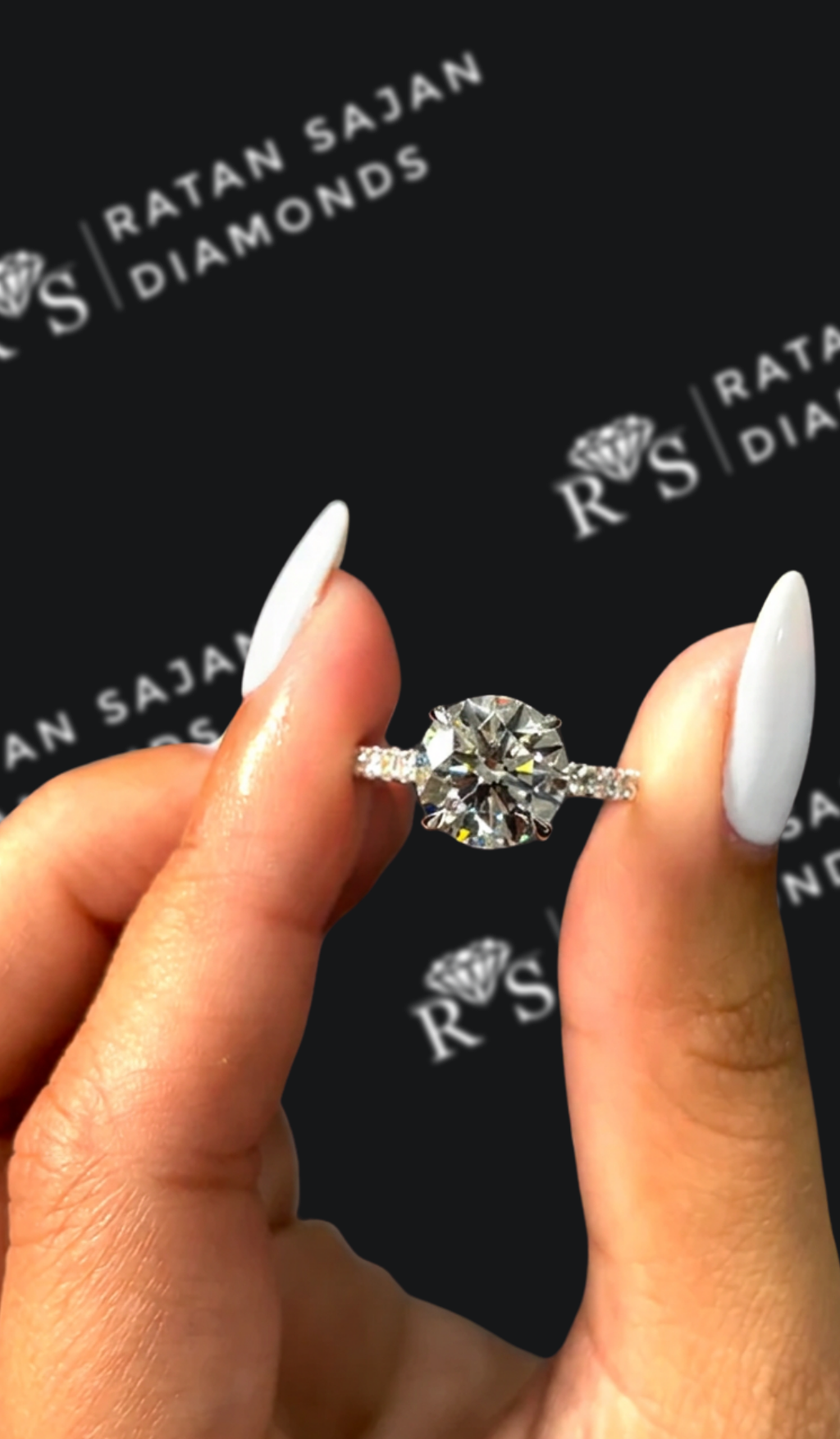 2.5 carat round brilliant natural diamond engagement ring by Ratan Sajan Diamonds Dubai