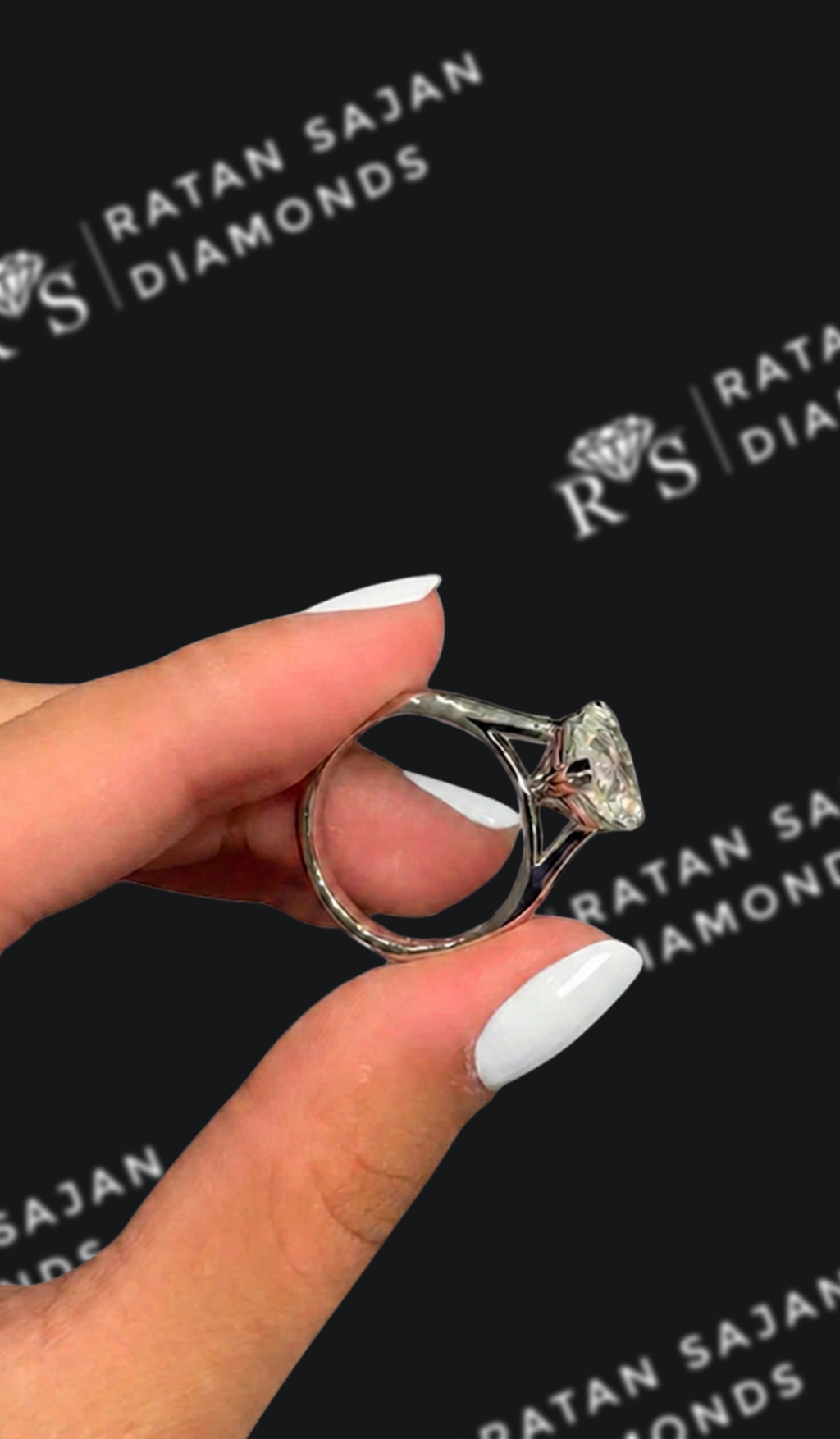 2.5 carat heart shaped natural diamond engagement ring by Ratan Sajan Diamonds Dubai