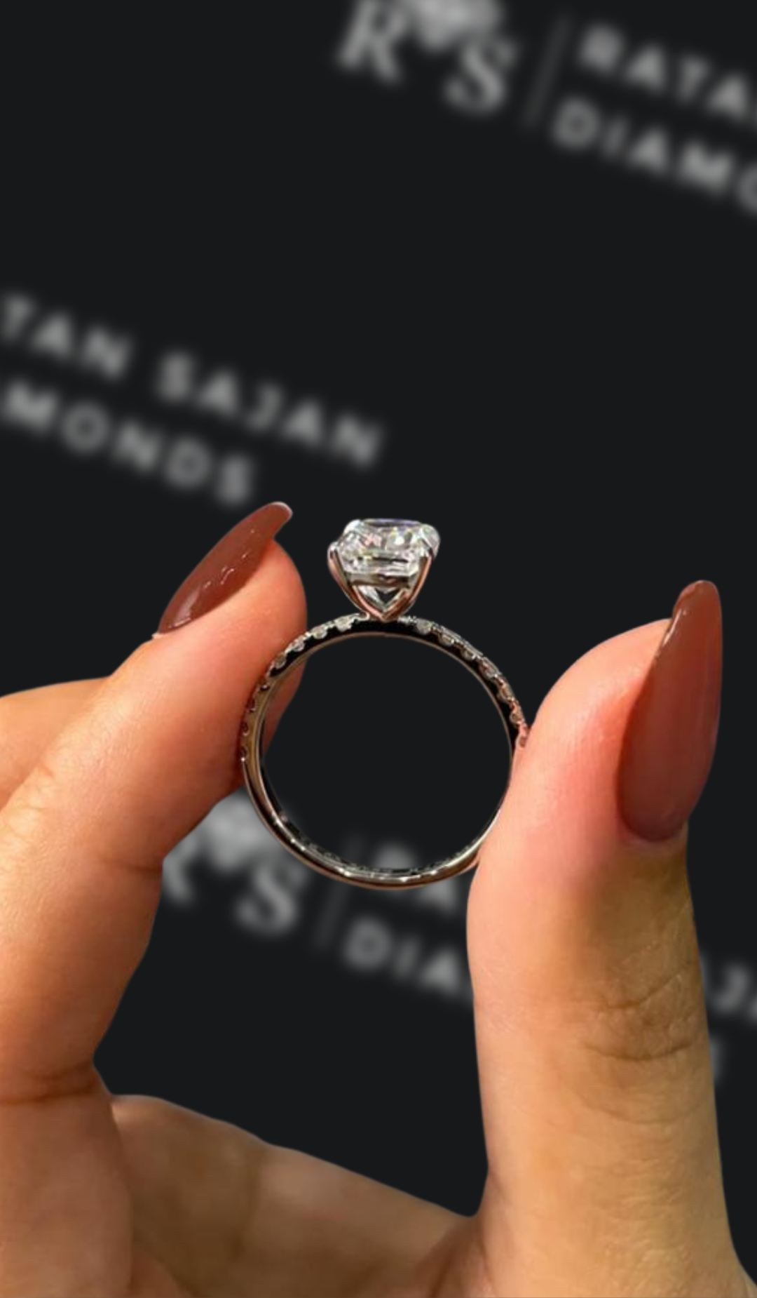 2.5 carat round brilliant natural diamond engagement ring by Ratan Sajan Diamonds Dubai