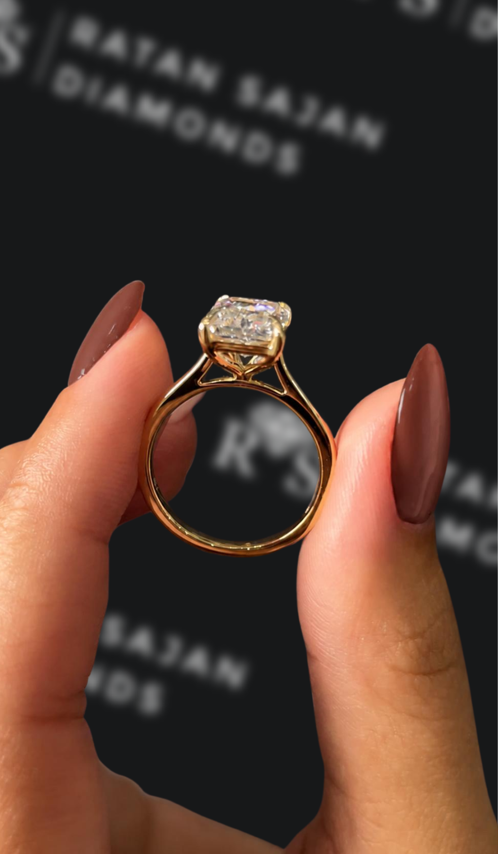 3.5 carat round brilliant natural diamond engagement ring by Ratan Sajan Diamonds Dubai