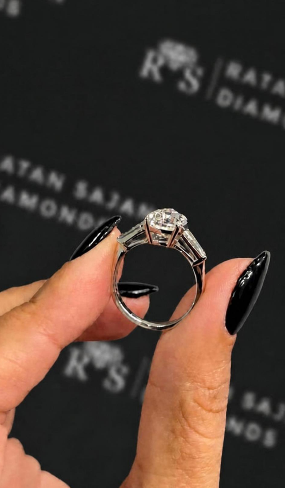 2 carat pear shaped natural diamond engagement ring by Ratan Sajan Diamonds Dubai