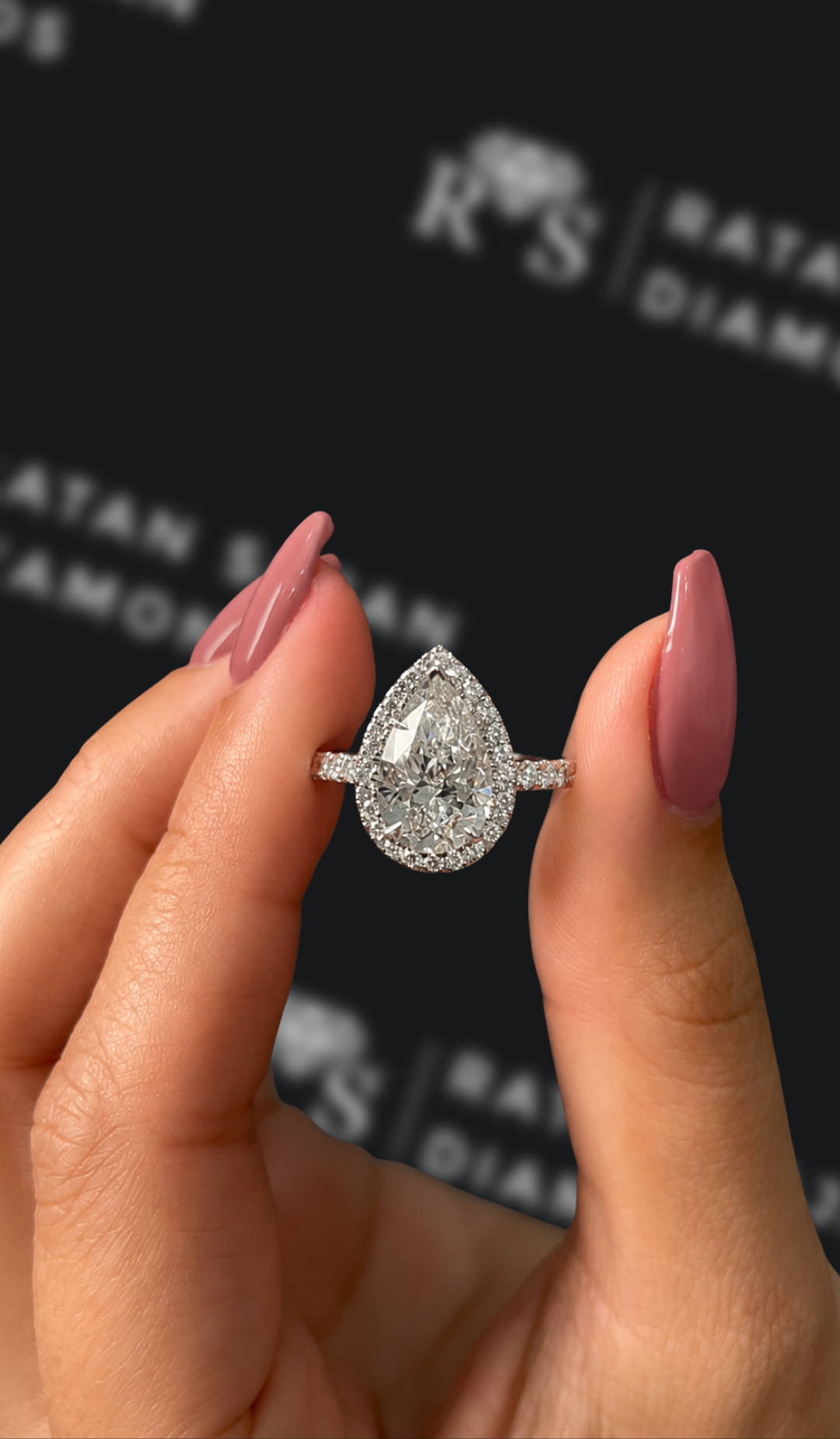 2 carat pear shaped natural diamond engagement ring by Ratan Sajan Diamonds Dubai