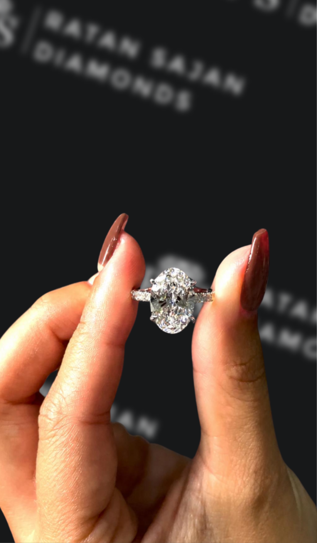 4 carat round brilliant natural diamond engagement ring by Ratan Sajan Diamonds Dubai