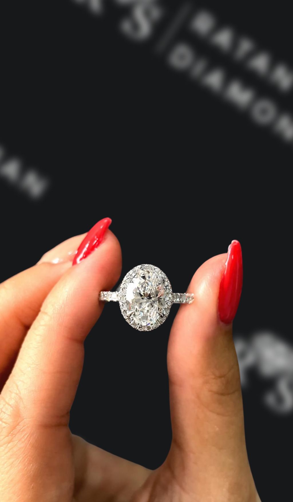 2 carat oval natural diamond engagement ring by Ratan Sajan Diamonds Dubai