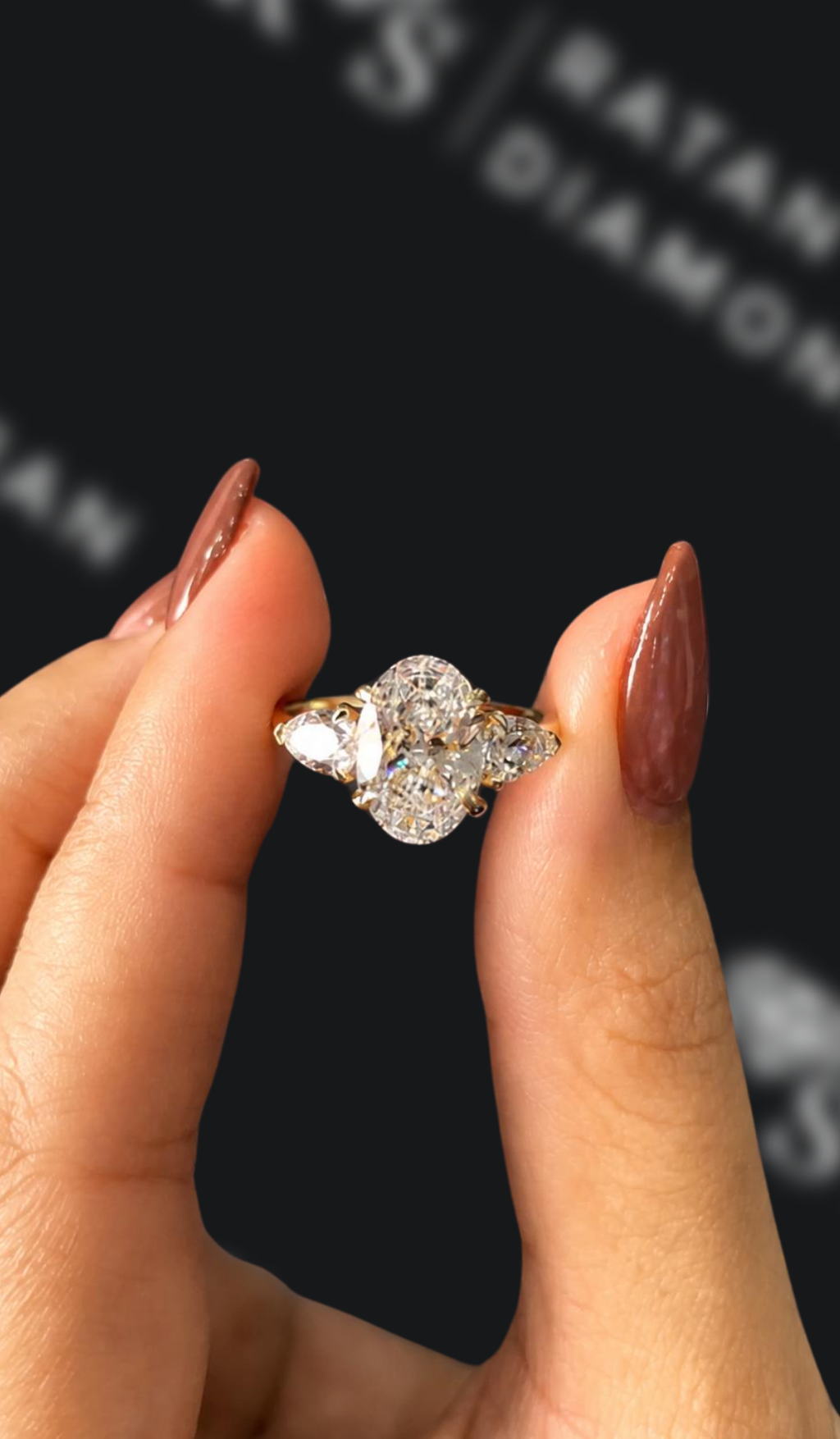 4 carat round brilliant natural diamond engagement ring by Ratan Sajan Diamonds Dubai