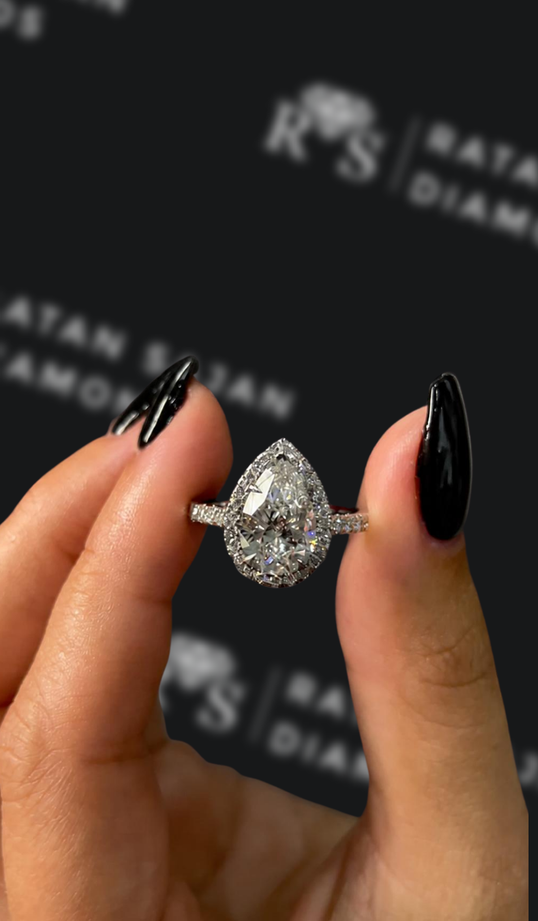 2 carat pear shaped natural diamond engagement ring by Ratan Sajan Diamonds Dubai