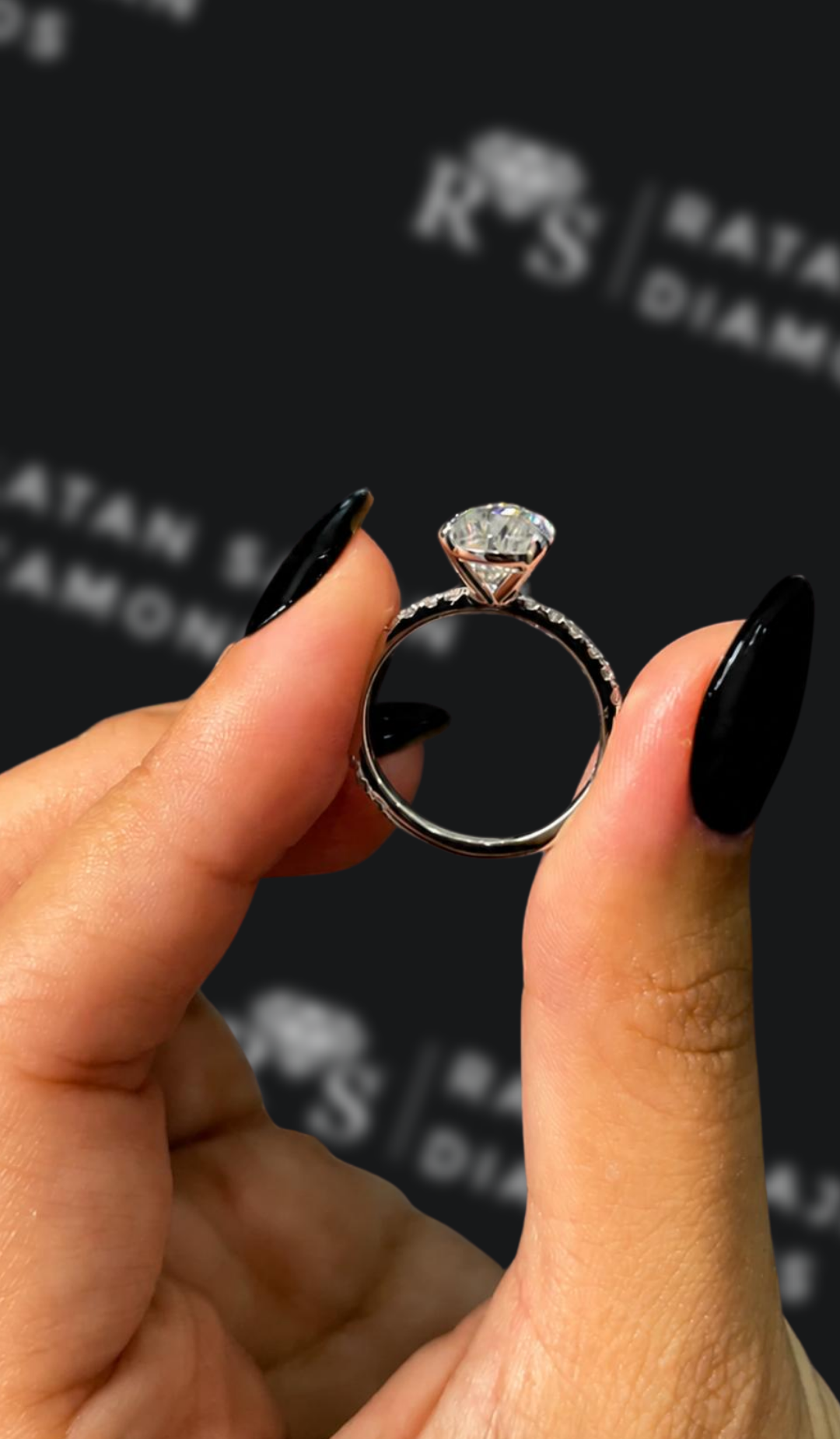 2 carat pear shaped natural diamond engagement ring by Ratan Sajan Diamonds Dubai
