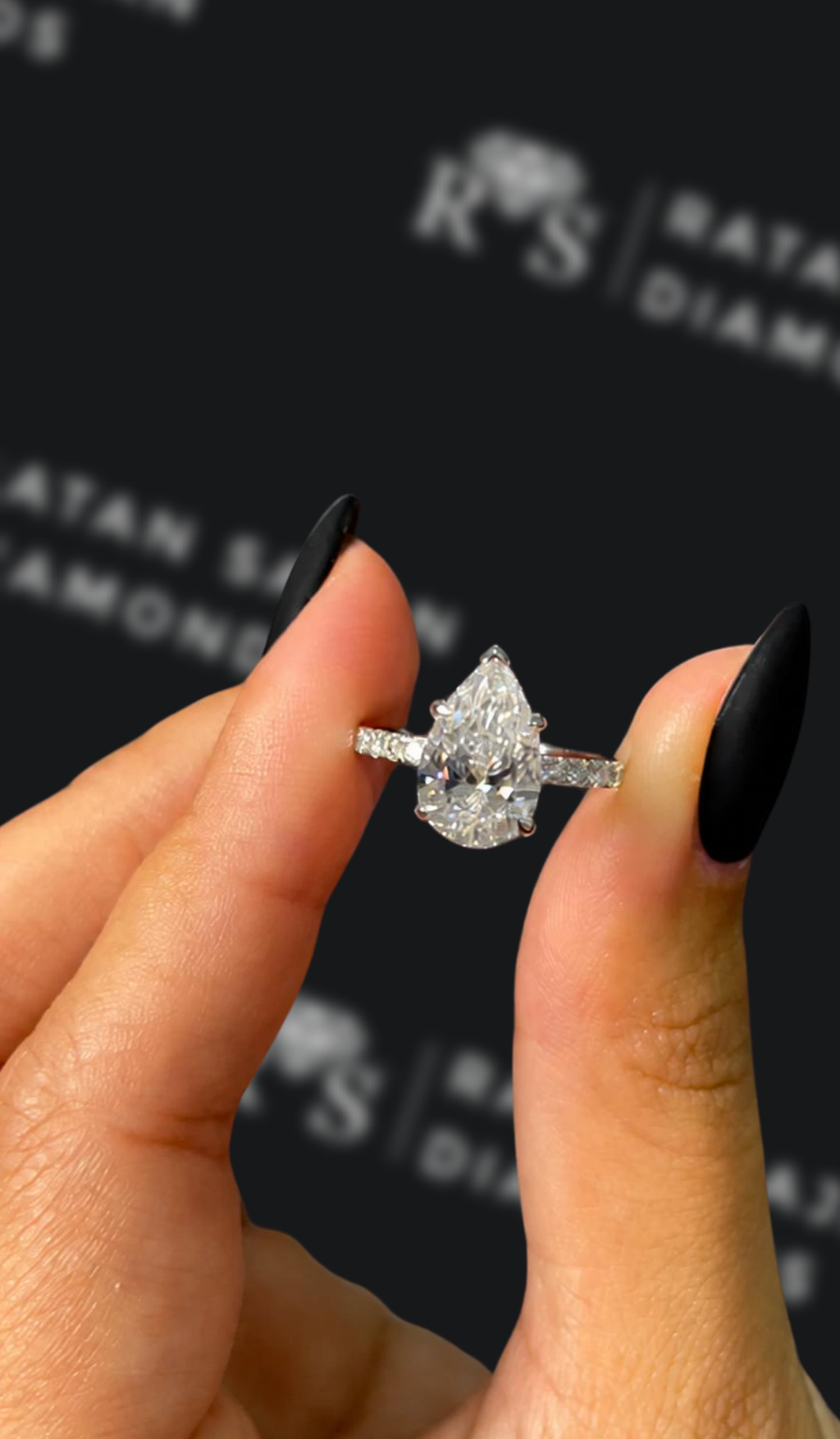 2 carat pear shaped natural diamond engagement ring by Ratan Sajan Diamonds Dubai
