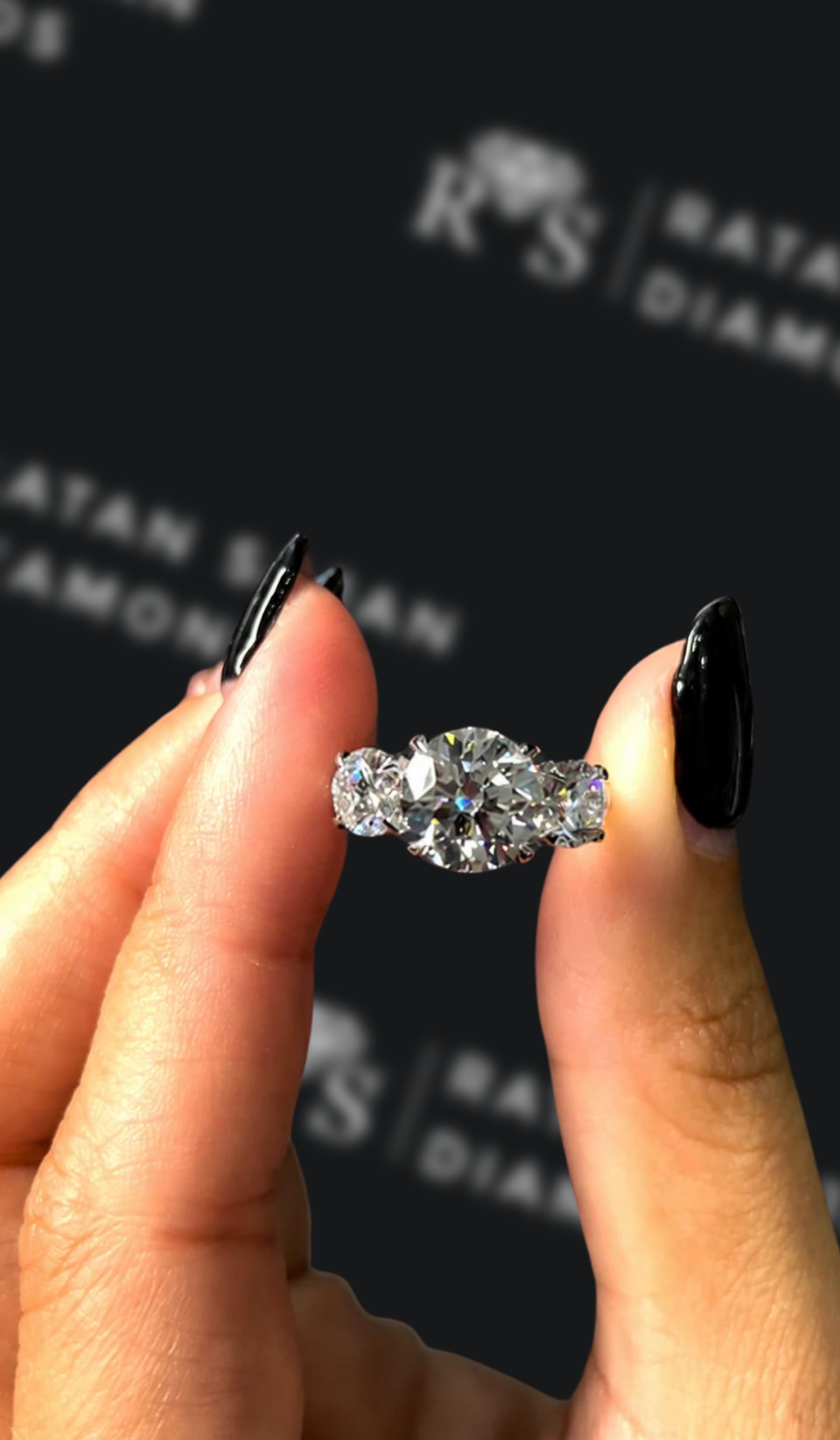 2 carat round brilliant natural diamond engagement ring by Ratan Sajan Diamonds Dubai