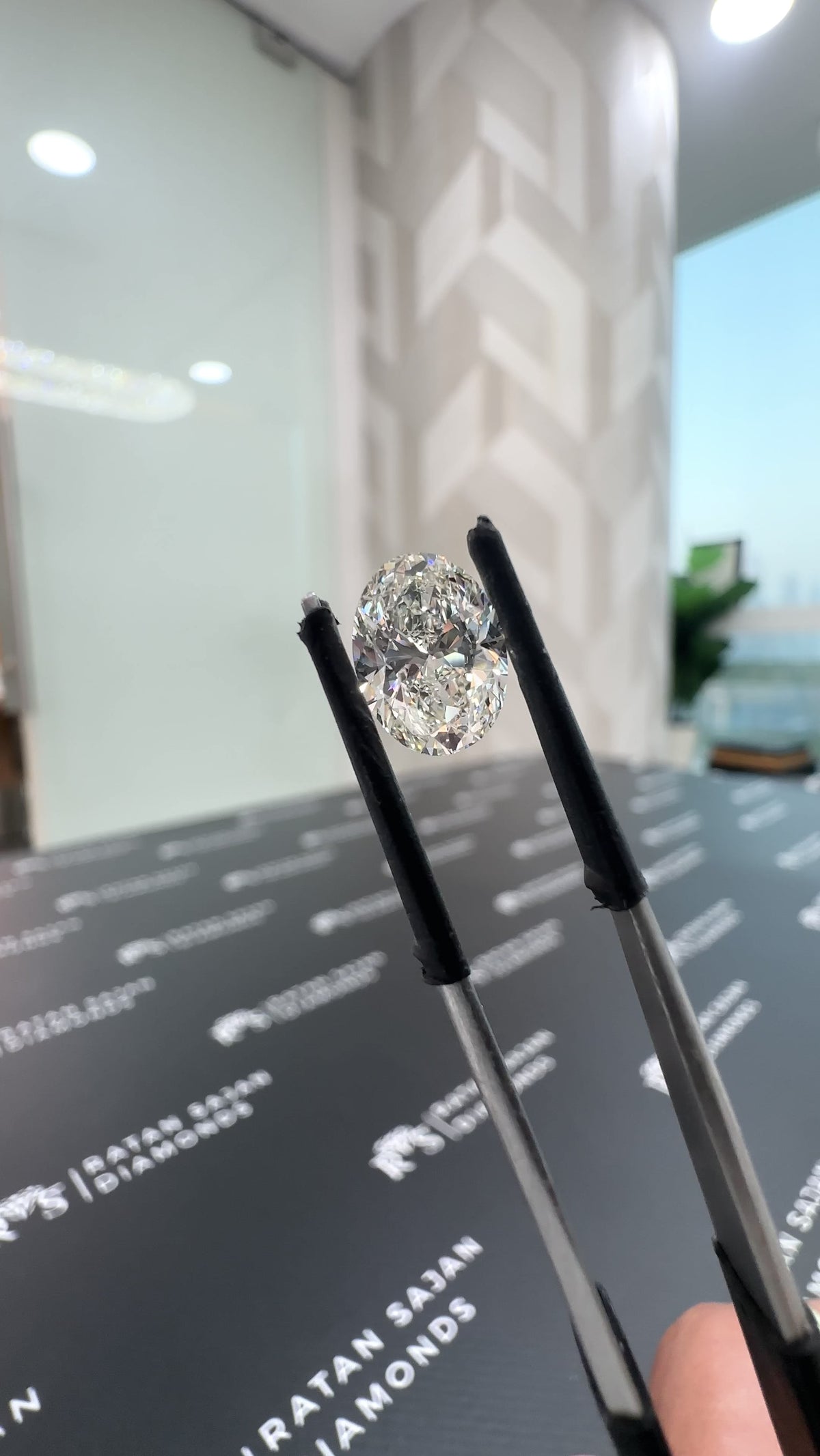 2.5 Carat – H VS1 – Oval Shape – Natural Diamond – HRD Certified