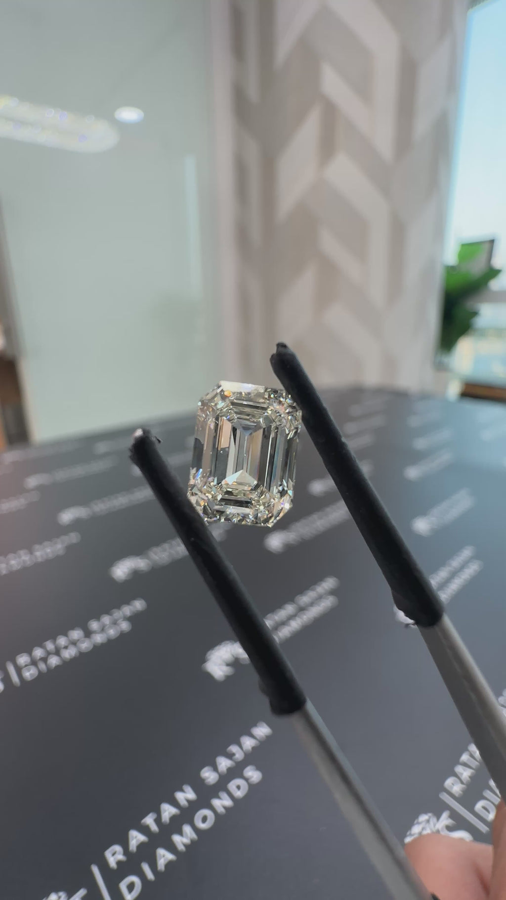 2.27 Carat – J VS2 – Emerald Shape – Natural Diamond – IGI Certified