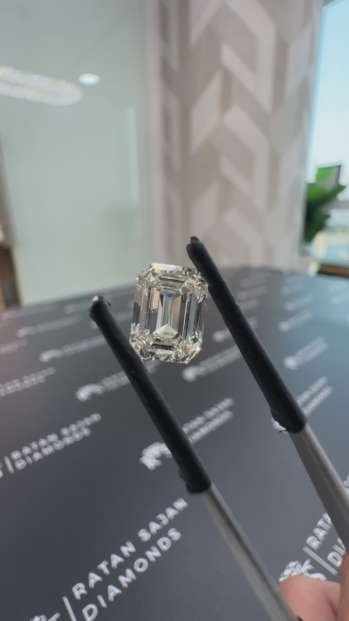 2.27 Carat – J VS2 – Emerald Shape – Natural Diamond – IGI Certified