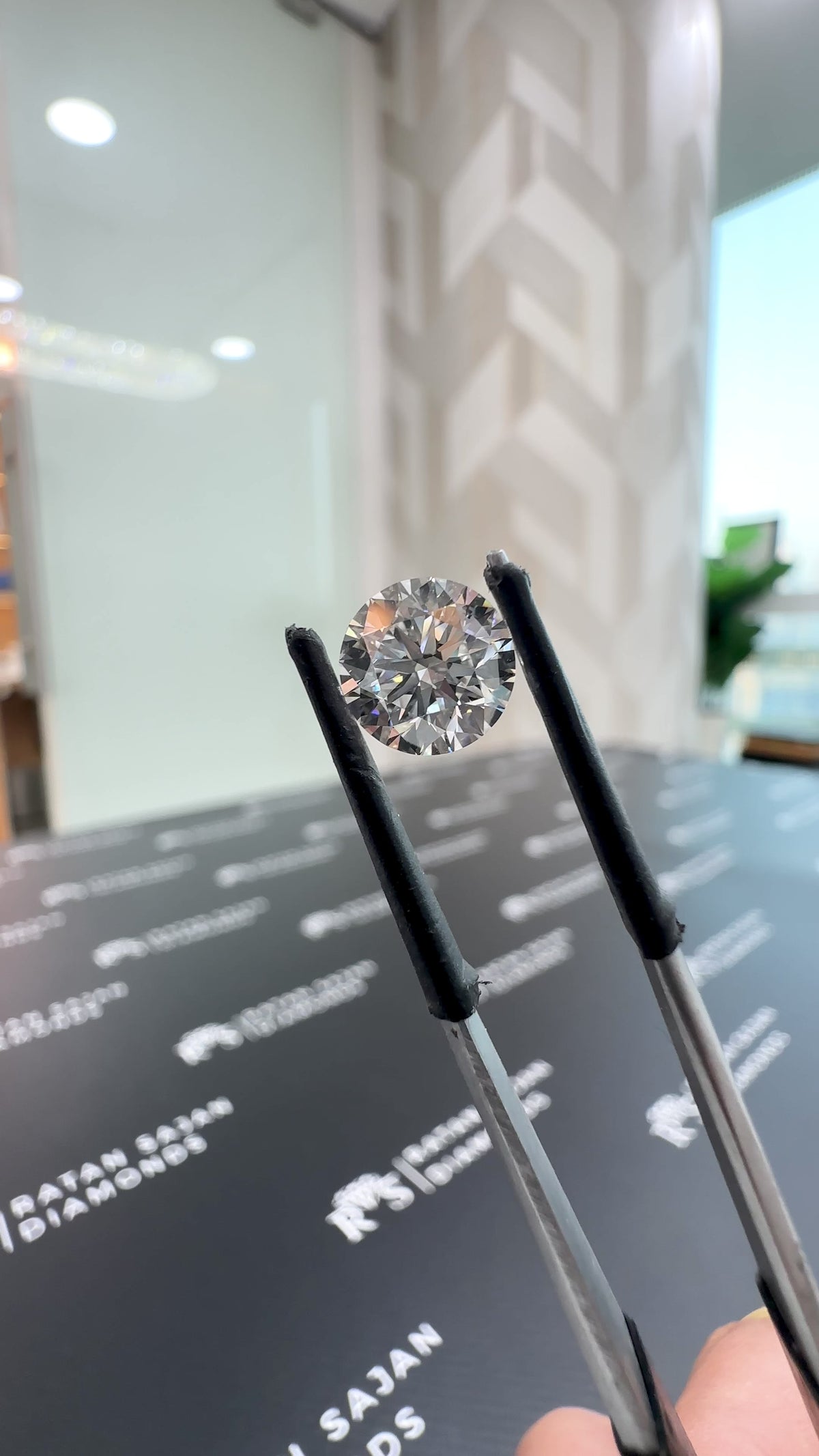 2.2 Carat – G VS1 – Round Shape – Natural Diamond – GIA Certified