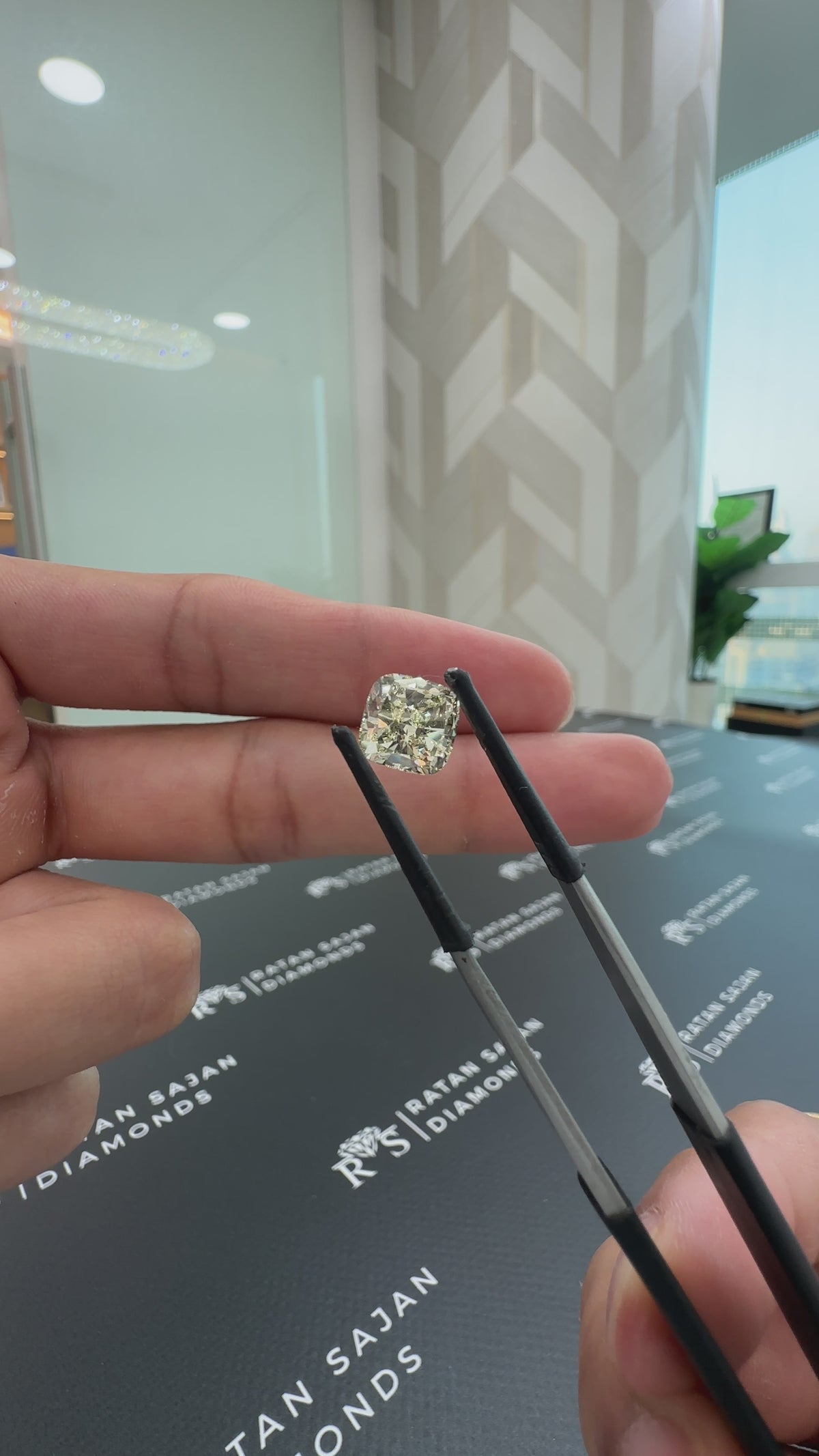 2.64 Carat – Q VVS1 – Cushion Shape – Natural Diamond – IGI Certified