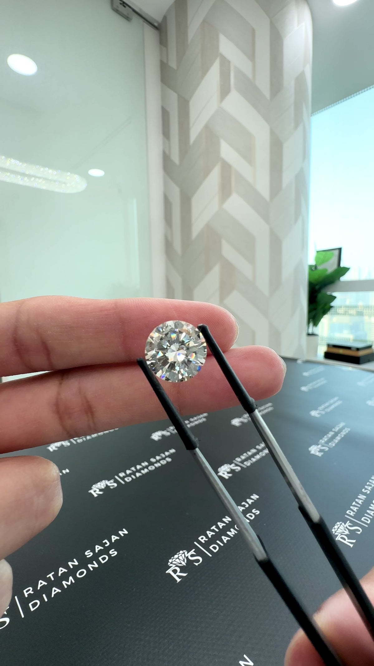 5.66 Carat – K VVS2 – Round Shape – Natural Diamond – HRD Certified