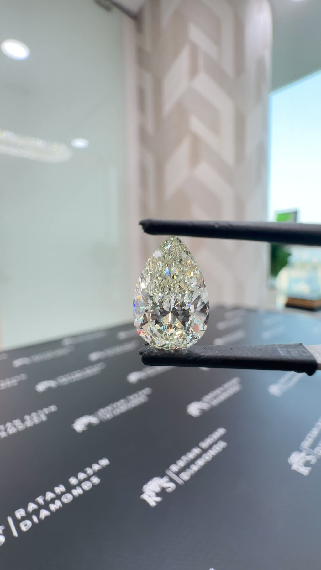 3.07 Carat – K VS2 – Pear Shape – Natural Diamond – HRD Certified