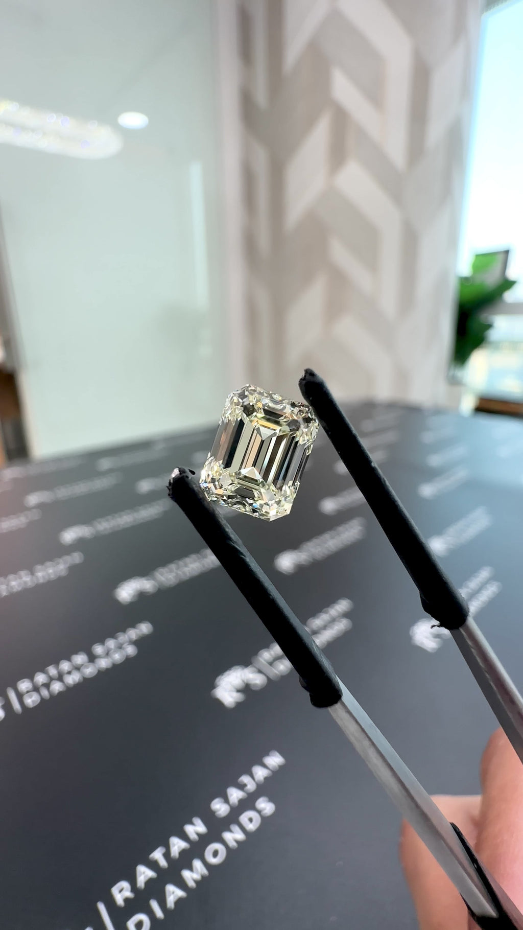 2.1 Carat – O VVS1 – Emerald Shape – Natural Diamond – IGI Certified