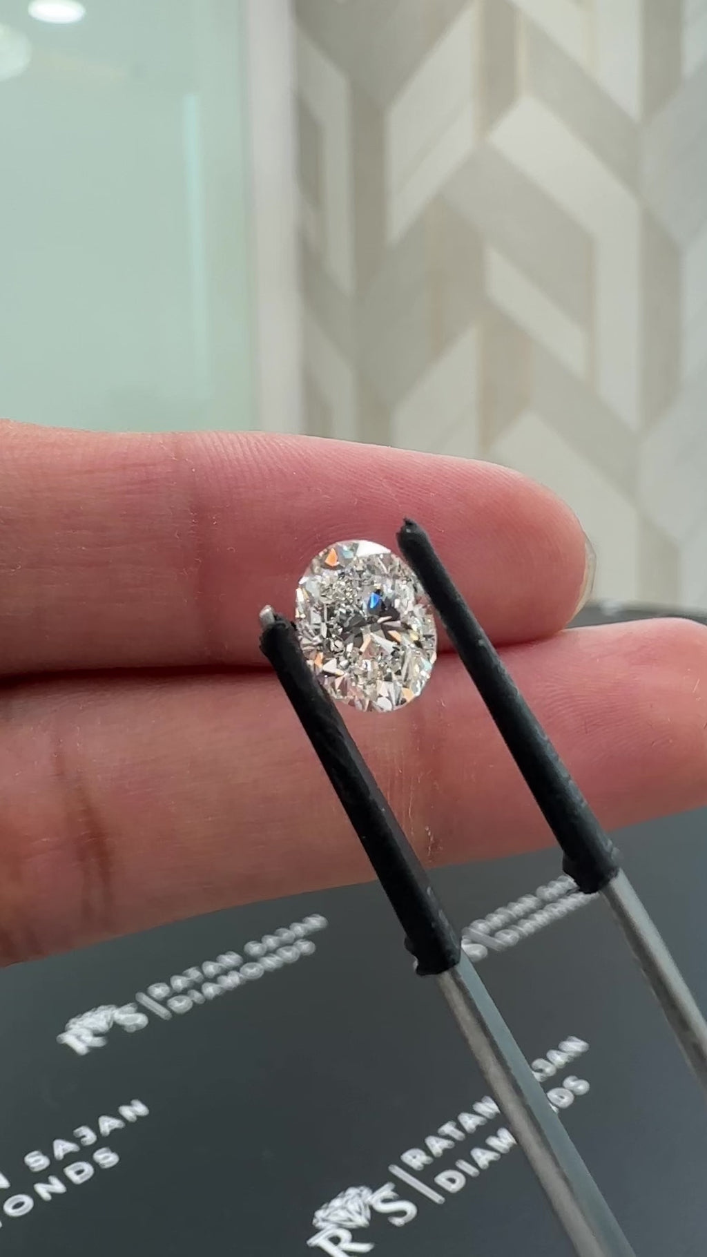 2 Carat – H SI1 – Oval Shape – Natural Diamond – GIA Certified