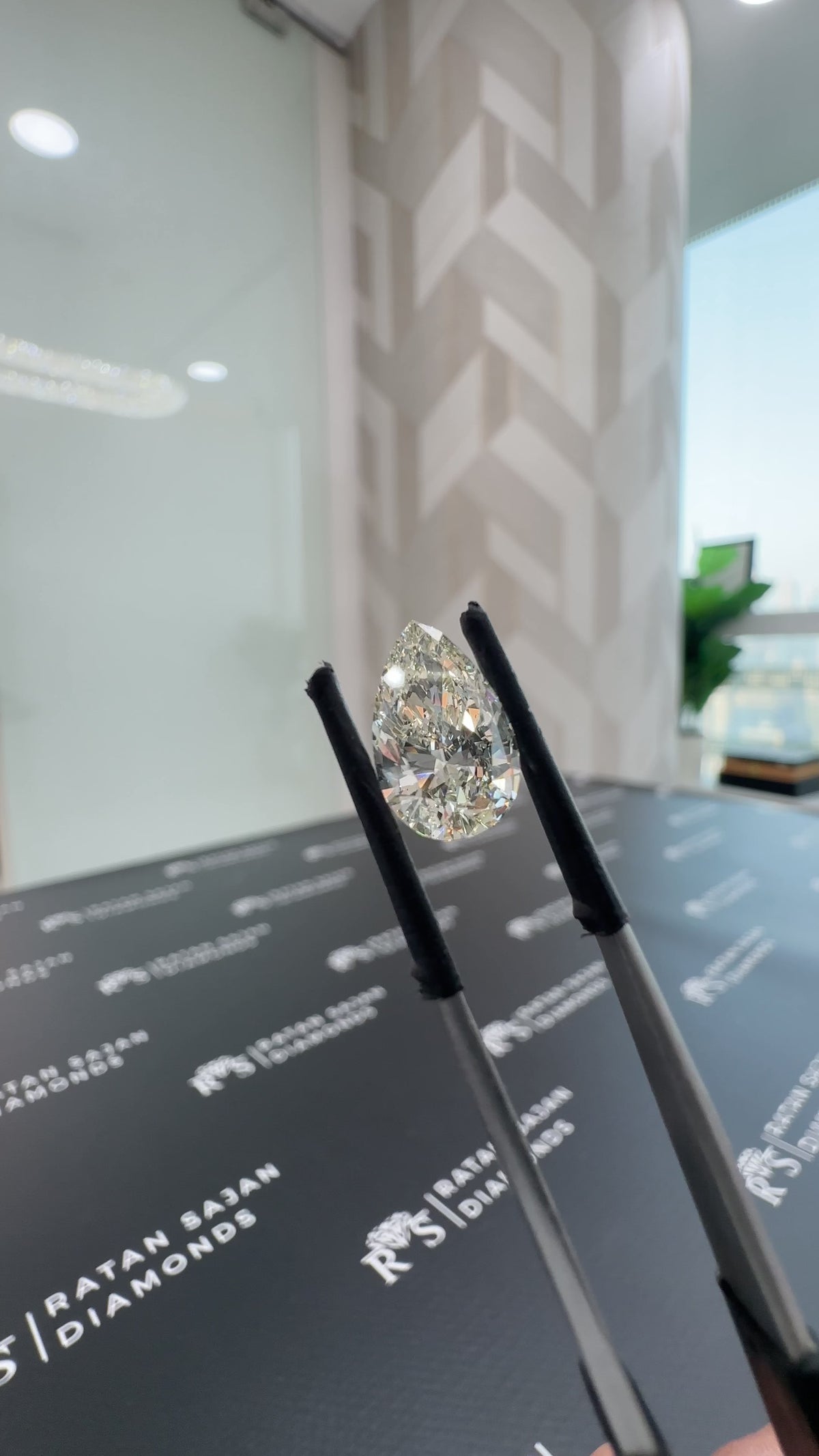 3.07 Carat – K VS2 – Pear Shape – Natural Diamond – HRD Certified