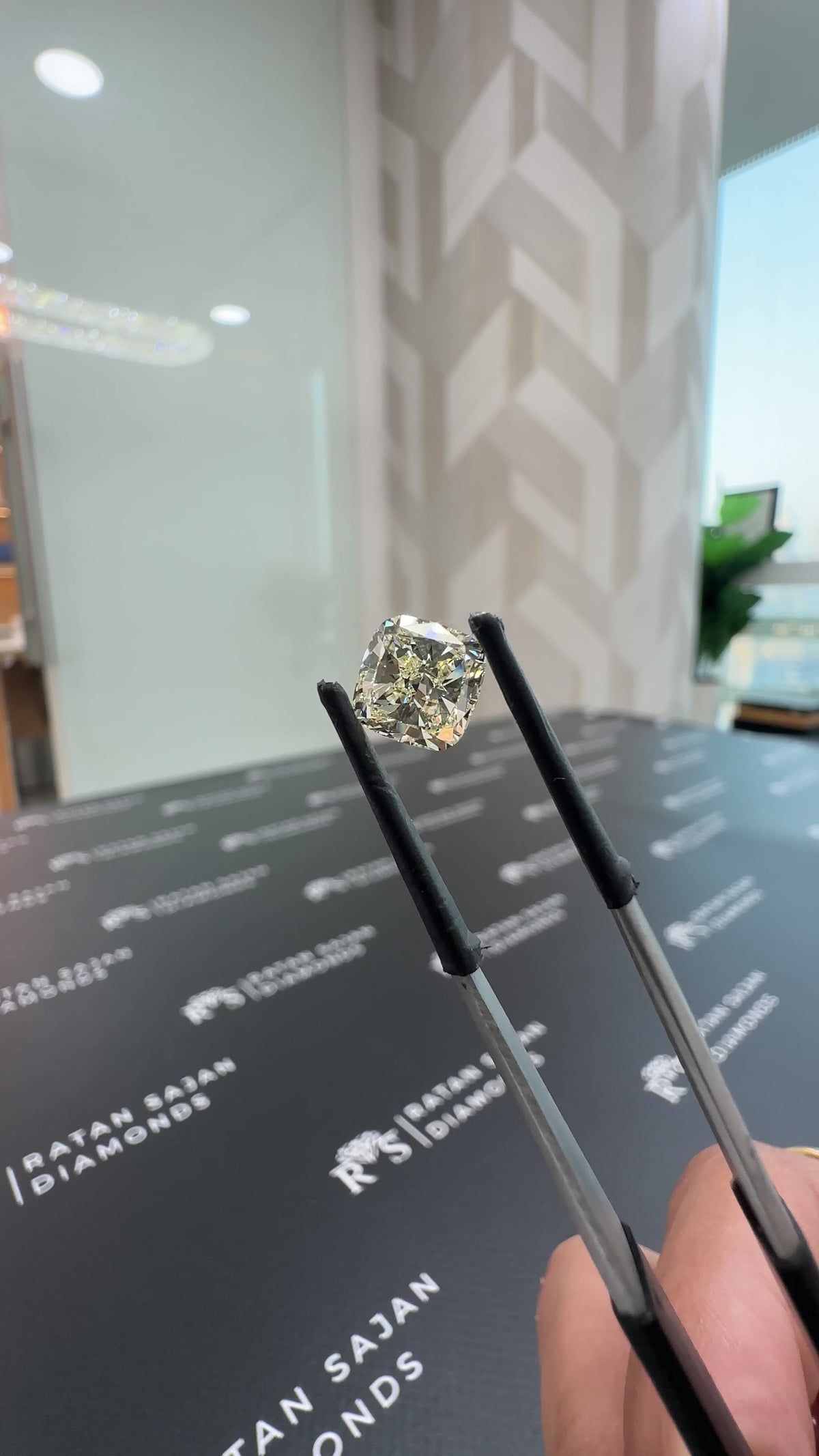 2.64 Carat – Q VVS1 – Cushion Shape – Natural Diamond – IGI Certified