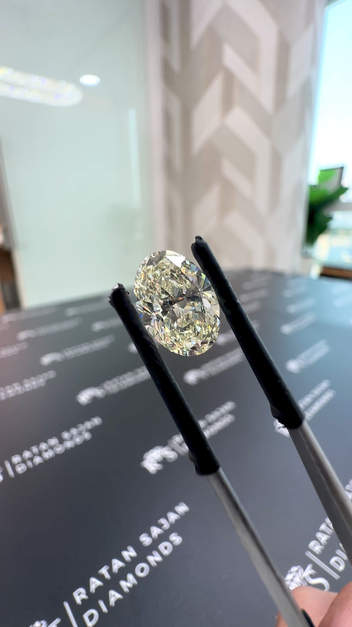 2.5 Carat – M VS1 – Oval Shape – Natural Diamond – IGI Certified