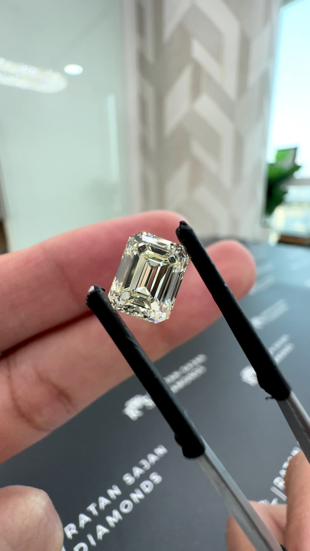 2.1 Carat – O VVS1 – Emerald Shape – Natural Diamond – IGI Certified
