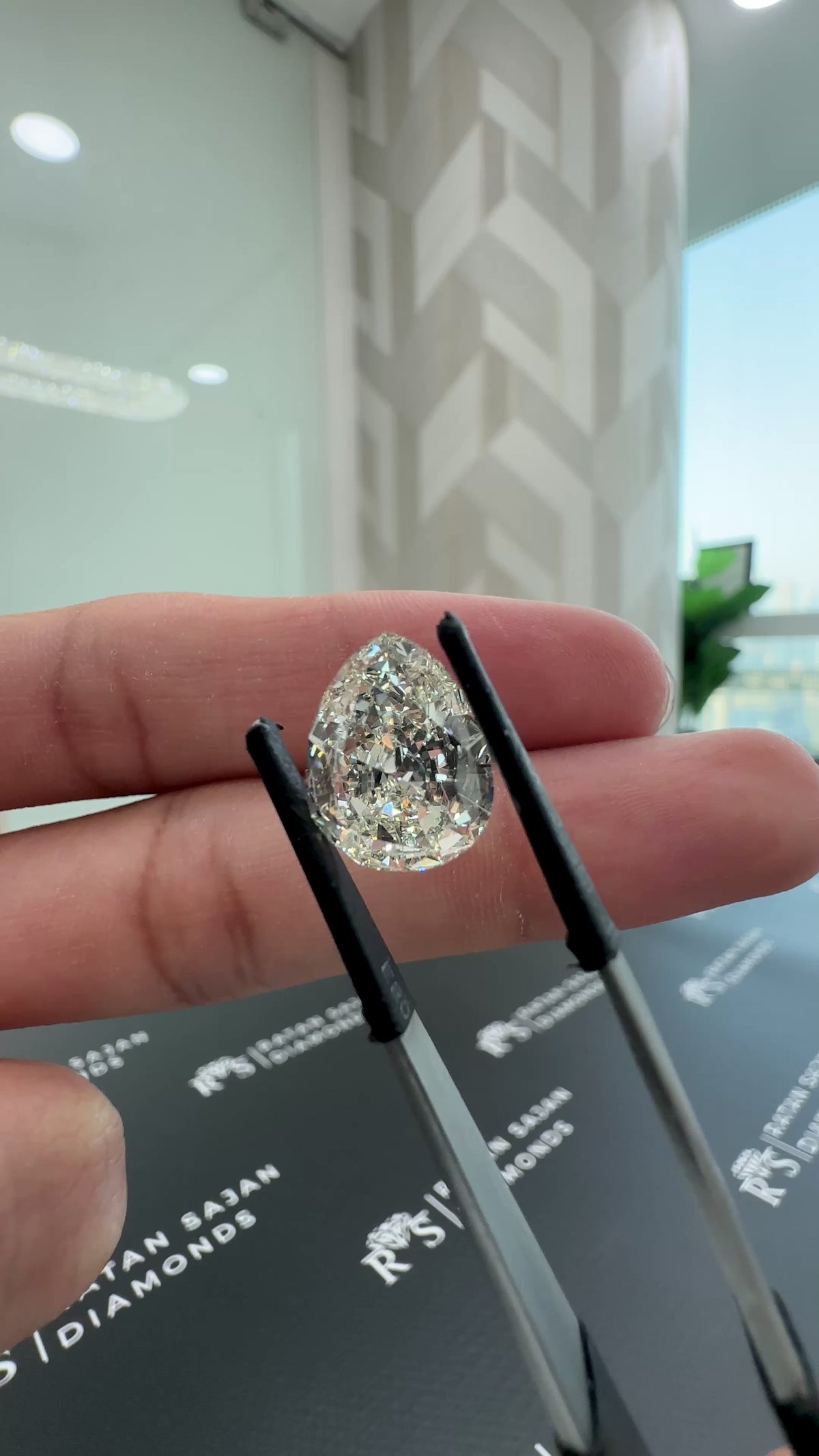 4.52 Carat – K VVS2 – Pear Shape – Natural Diamond – HRD Certified